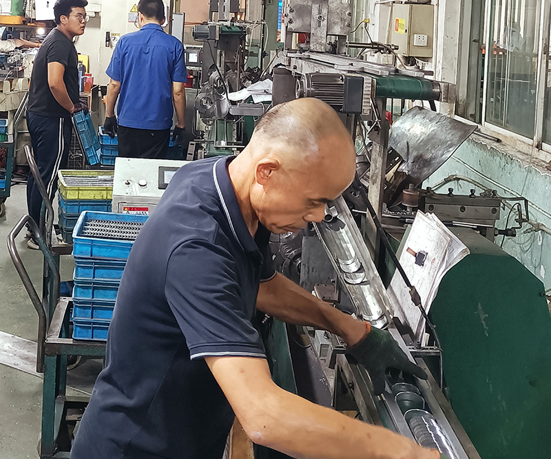 Si Dafeng Mingyue ay nagsasagawa ng pagsasanay sa mga kasanayan sa kaligtasan para sa mga empleyado sa proseso ng chamfering